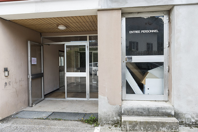 Usine : entrée sur la façade antérieure. © Sonia Dourlot / Région Bourgogne-Franche-Comté, Inventaire du patrimoine - 2016 Usine : entrée sur la façade antérieure. © Sonia Dourlot / Région Bourgogne-Franche-Comté, Inventaire du patrimoine - 2016