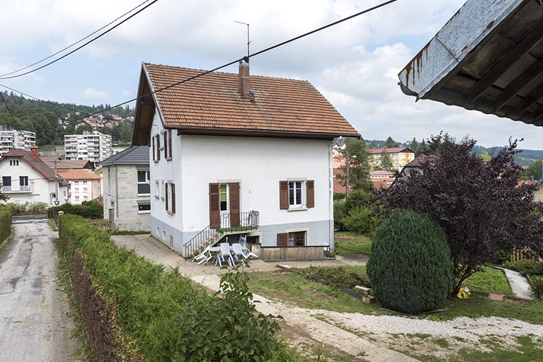 Maison : façades antérieure et latérale droite. © Sonia Dourlot / Région Bourgogne-Franche-Comté, Inventaire du patrimoine - 2016 Maison : façades antérieure et latérale droite. © Sonia Dourlot / Région Bourgogne-Franche-Comté, Inventaire du patrimoine - 2016