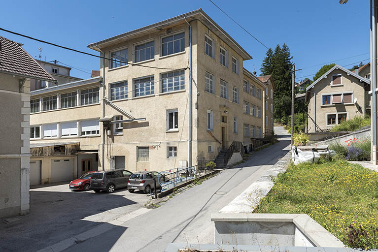 Usine n° 4 (ancienne usine Marius Anguenot reprise par Cupillard), au 3 rue de la Perrière à Villers-le-Lac. © Sonia Dourlot / Région Bourgogne-Franche-Comté, Inventaire du patrimoine - 2016 Usine n° 4 (ancienne usine Marius Anguenot reprise par Cupillard), au 3 rue de la Perrière à Villers-le-Lac. © Sonia Dourlot / Région Bourgogne-Franche-Comté, Inventaire du patrimoine - 2016
