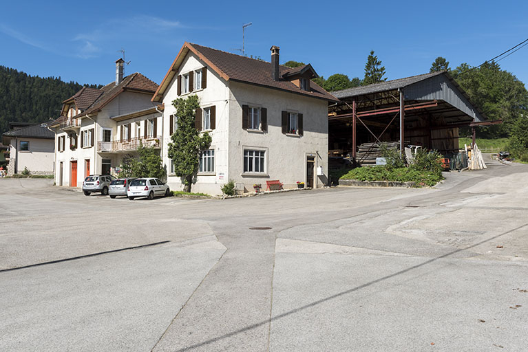 Site d'origine : logements et ancien atelier, en avant du hangar industriel. © Sonia Dourlot / Région Bourgogne-Franche-Comté, Inventaire du patrimoine - 2016