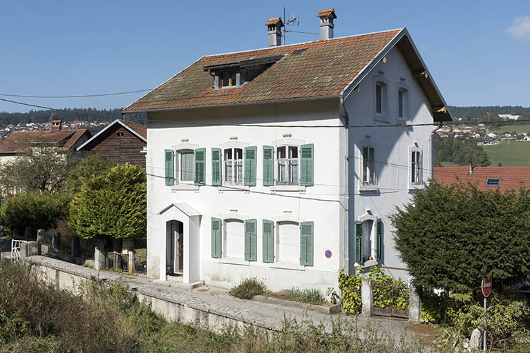 Façades antérieure et latérale droite. © Sonia Dourlot / Région Bourgogne-Franche-Comté, Inventaire du patrimoine - 2016 Façades antérieure et latérale droite. © Sonia Dourlot / Région Bourgogne-Franche-Comté, Inventaire du patrimoine - 2016