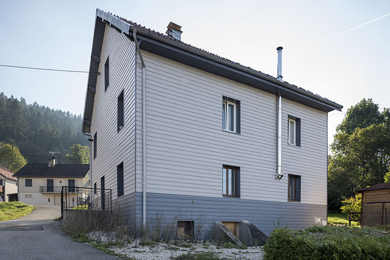 Façades postérieure et latérale droite. © Sonia Dourlot / Région Bourgogne-Franche-Comté, Inventaire du patrimoine - 2016 Façades postérieure et latérale droite. © Sonia Dourlot / Région Bourgogne-Franche-Comté, Inventaire du patrimoine - 2016