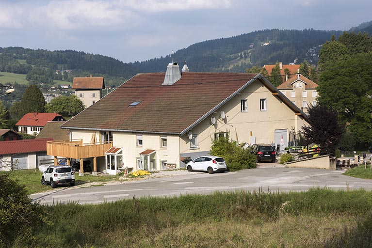 Vue d'ensemble, depuis le sud-ouest (façades antérieure et latérale gauche). © Sonia Dourlot / Région Bourgogne-Franche-Comté, Inventaire du patrimoine - 2016 Vue d'ensemble, depuis le sud-ouest (façades antérieure et latérale gauche). © Sonia Dourlot / Région Bourgogne-Franche-Comté, Inventaire du patrimoine - 2016