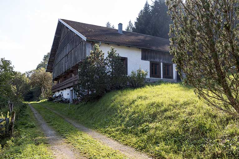 Vue d'ensemble, depuis l'ouest (façades postérieure et latérale gauche). © Sonia Dourlot / Région Bourgogne-Franche-Comté, Inventaire du patrimoine - 2016