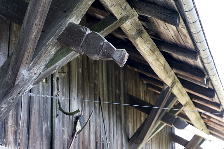 Façade latérale droite : extrémité de pièce de charpente sculptée. © Sonia Dourlot / Région Bourgogne-Franche-Comté, Inventaire du patrimoine - 2016