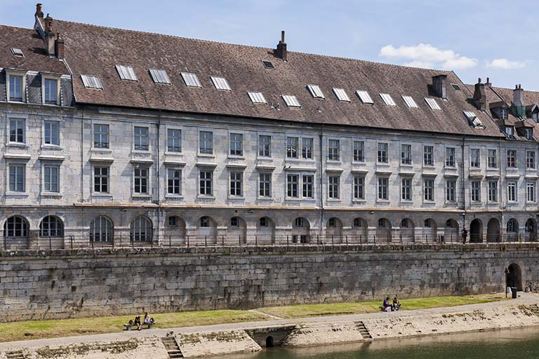 Vue des immeubles quai Vauban depuis le pont Robert Schwindt. © Jérôme Mongreville / Région Bourgogne-Franche-Comté, Inventaire du patrimoine - 2016 Vue des immeubles quai Vauban depuis le pont Robert Schwindt. © Jérôme Mongreville / Région Bourgogne-Franche-Comté, Inventaire du patrimoine - 2016