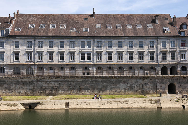 Vue des immeubles quai Vauban depuis le quai de Strasbourg. © Jérôme Mongreville / Région Bourgogne-Franche-Comté, Inventaire du patrimoine - 2016 Vue des immeubles quai Vauban depuis le quai de Strasbourg. © Jérôme Mongreville / Région Bourgogne-Franche-Comté, Inventaire du patrimoine - 2016