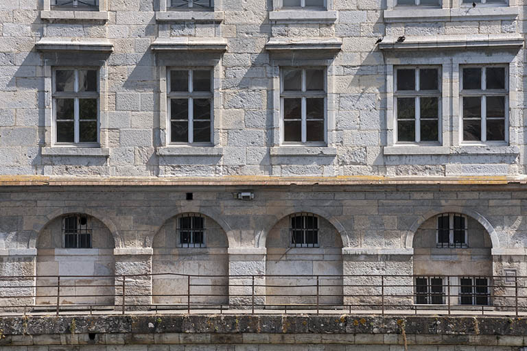 Vue rapprochée des immeubles quai Vauban depuis le quai de Strasbourg. © Jérôme Mongreville / Région Bourgogne-Franche-Comté, Inventaire du patrimoine - 2016 Vue rapprochée des immeubles quai Vauban depuis le quai de Strasbourg. © Jérôme Mongreville / Région Bourgogne-Franche-Comté, Inventaire du patrimoine - 2016