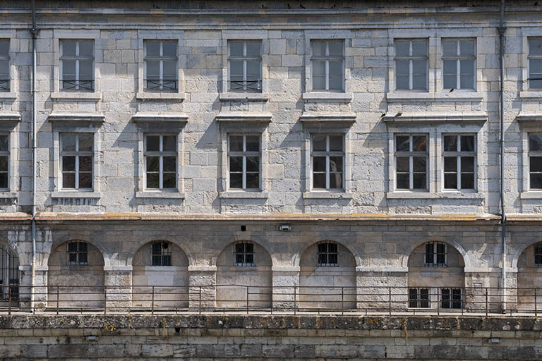 Vue rapprochée des immeubles quai Vauban depuis le quai de Strasbourg. © Jérôme Mongreville / Région Bourgogne-Franche-Comté, Inventaire du patrimoine - 2016 Vue rapprochée des immeubles quai Vauban depuis le quai de Strasbourg. © Jérôme Mongreville / Région Bourgogne-Franche-Comté, Inventaire du patrimoine - 2016