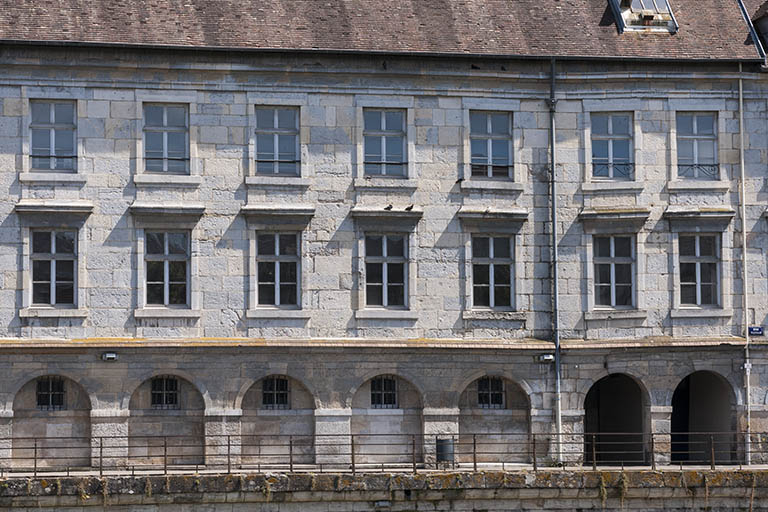 Vue rapprochée des immeubles quai Vauban depuis le quai de Strasbourg. © Jérôme Mongreville / Région Bourgogne-Franche-Comté, Inventaire du patrimoine - 2016 Vue rapprochée des immeubles quai Vauban depuis le quai de Strasbourg. © Jérôme Mongreville / Région Bourgogne-Franche-Comté, Inventaire du patrimoine - 2016