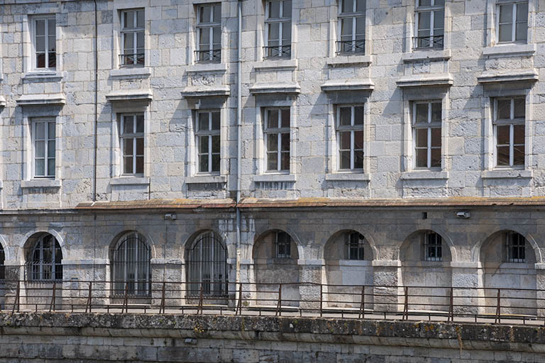 Vue rapprochée des immeubles quai Vauban depuis le quai de Strasbourg. © Jérôme Mongreville / Région Bourgogne-Franche-Comté, Inventaire du patrimoine - 2016 Vue rapprochée des immeubles quai Vauban depuis le quai de Strasbourg. © Jérôme Mongreville / Région Bourgogne-Franche-Comté, Inventaire du patrimoine - 2016