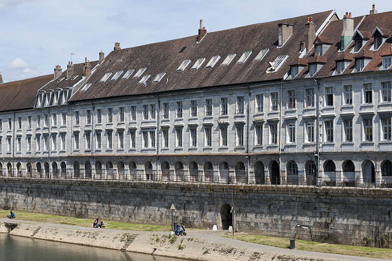 Vue d'ensemble, depuis la rive droite du Doubs en aval. © Jérôme Mongreville / Région Bourgogne-Franche-Comté, Inventaire du patrimoine - 2016 Vue d'ensemble, depuis la rive droite du Doubs en aval. © Jérôme Mongreville / Région Bourgogne-Franche-Comté, Inventaire du patrimoine - 2016