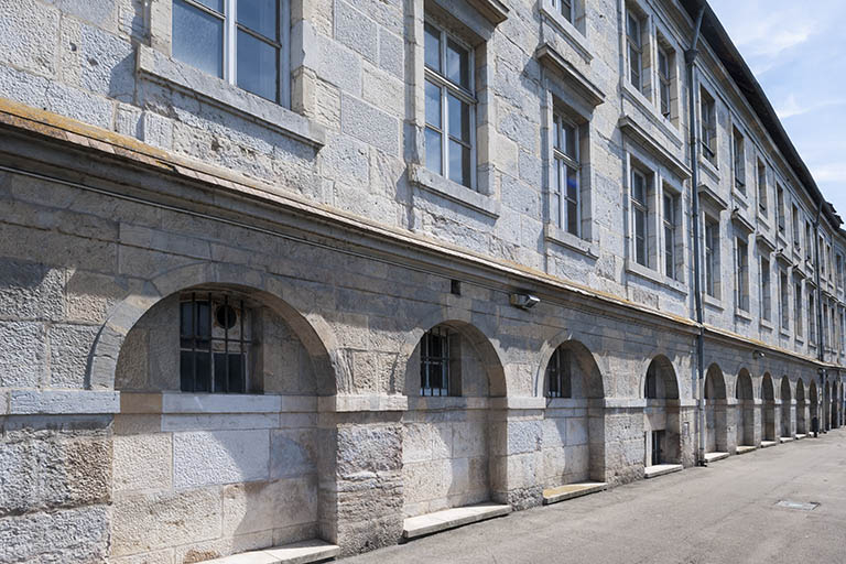 Façade postérieure, vue en enfilade de trois quarts gauche. © Jérôme Mongreville / Région Bourgogne-Franche-Comté, Inventaire du patrimoine - 2016 Façade postérieure, vue en enfilade de trois quarts gauche. © Jérôme Mongreville / Région Bourgogne-Franche-Comté, Inventaire du patrimoine - 2016
