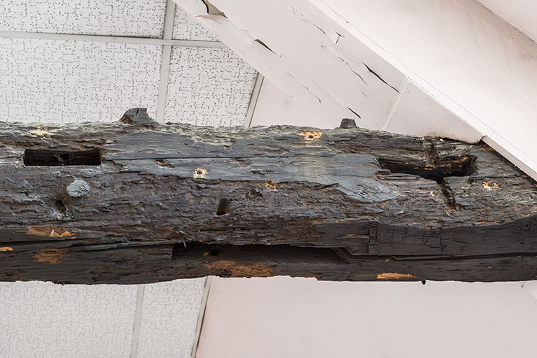 Etage en surcroît, partie droite : état d'un entrait de la salle de danse. © Jérôme Mongreville / Région Bourgogne-Franche-Comté, Inventaire du patrimoine - 2016 Etage en surcroît, partie droite : état d'un entrait de la salle de danse. © Jérôme Mongreville / Région Bourgogne-Franche-Comté, Inventaire du patrimoine - 2016