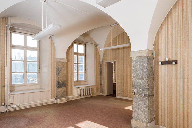 Premier étage, partie droite : pièce voûtée à usage de bureau (administration), côté place. © Jérôme Mongreville / Région Bourgogne-Franche-Comté, Inventaire du patrimoine - 2016 Premier étage, partie droite : pièce voûtée à usage de bureau (administration), côté place. © Jérôme Mongreville / Région Bourgogne-Franche-Comté, Inventaire du patrimoine - 2016