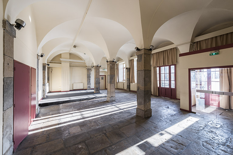 Rez-de-chaussée, partie gauche : pièce voûtée (avec portes et fenêtres côté place). © Jérôme Mongreville / Région Bourgogne-Franche-Comté, Inventaire du patrimoine - 2016 Rez-de-chaussée, partie gauche : pièce voûtée (avec portes et fenêtres côté place). © Jérôme Mongreville / Région Bourgogne-Franche-Comté, Inventaire du patrimoine - 2016