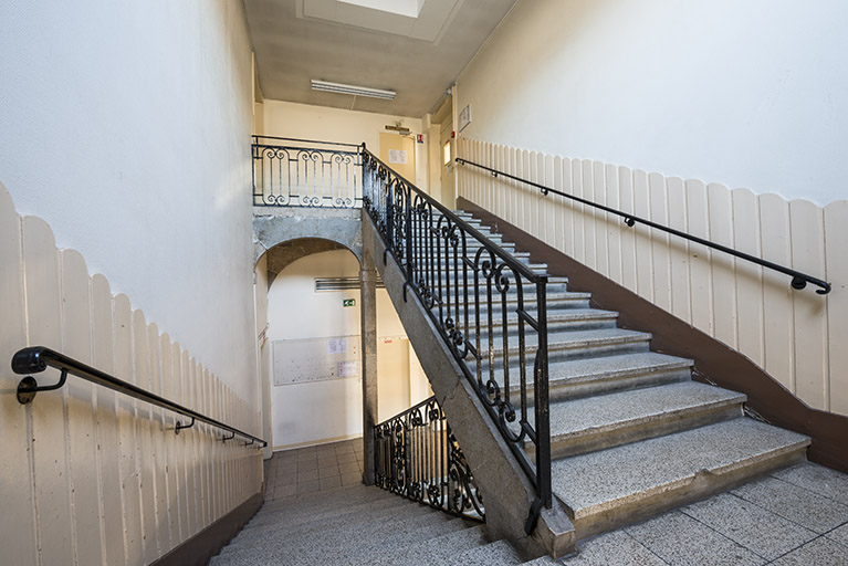 Grand escalier : volées réunissant le deuxième étage carré et l'étage en surcroît, depuis le dernier repos. © Jérôme Mongreville / Région Bourgogne-Franche-Comté, Inventaire du patrimoine - 2016 Grand escalier : volées réunissant le deuxième étage carré et l'étage en surcroît, depuis le dernier repos. © Jérôme Mongreville / Région Bourgogne-Franche-Comté, Inventaire du patrimoine - 2016