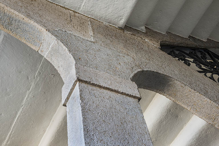 Grand escalier : partie supérieure d'un pilier rectangulaire supportant un limon et un arc. © Jérôme Mongreville / Région Bourgogne-Franche-Comté, Inventaire du patrimoine - 2016 Grand escalier : partie supérieure d'un pilier rectangulaire supportant un limon et un arc. © Jérôme Mongreville / Région Bourgogne-Franche-Comté, Inventaire du patrimoine - 2016