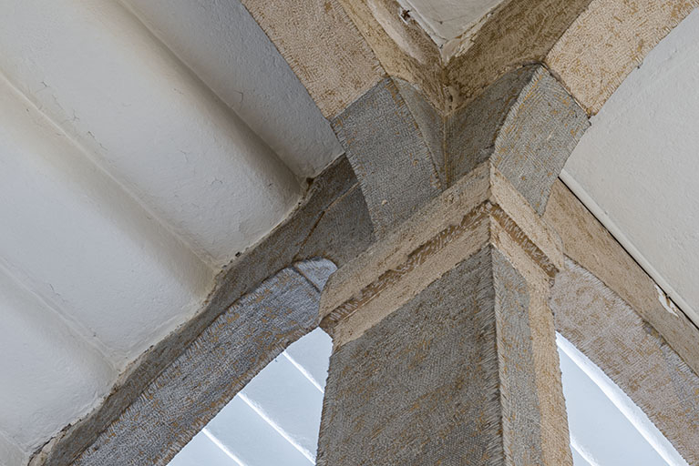 Grand escalier : partie supérieure du premier pilier rectangulaire au rez-de-chaussée, supportant un limon et trois arcs. © Jérôme Mongreville / Région Bourgogne-Franche-Comté, Inventaire du patrimoine - 2016 Grand escalier : partie supérieure du premier pilier rectangulaire au rez-de-chaussée, supportant un limon et trois arcs. © Jérôme Mongreville / Région Bourgogne-Franche-Comté, Inventaire du patrimoine - 2016