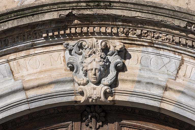 Portail : scupture de la clef de l'arc (tête de Cérès ?). © Jérôme Mongreville / Région Bourgogne-Franche-Comté, Inventaire du patrimoine - 2016 Portail : scupture de la clef de l'arc (tête de Cérès ?). © Jérôme Mongreville / Région Bourgogne-Franche-Comté, Inventaire du patrimoine - 2016