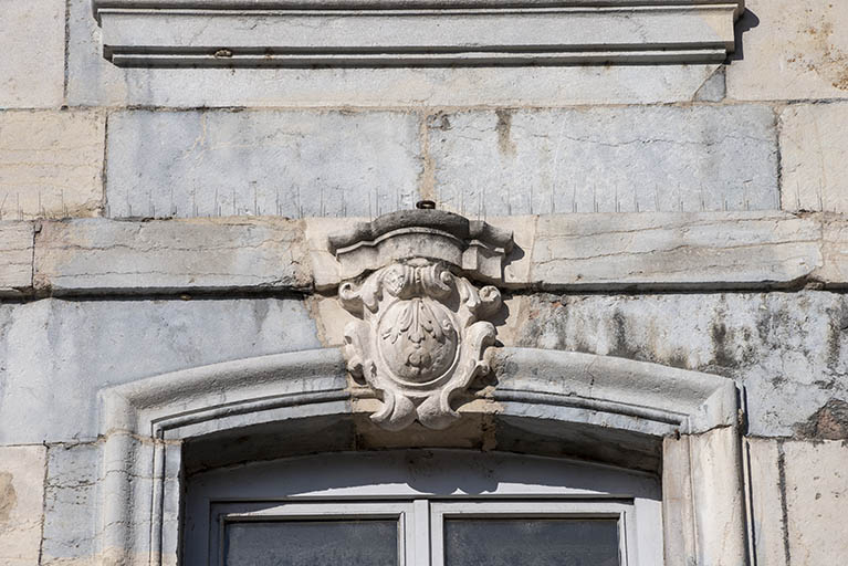 Avant-corps central : clef de l'arc coiffant la fenêtre du premier étage. © Jérôme Mongreville / Région Bourgogne-Franche-Comté, Inventaire du patrimoine - 2016 Avant-corps central : clef de l'arc coiffant la fenêtre du premier étage. © Jérôme Mongreville / Région Bourgogne-Franche-Comté, Inventaire du patrimoine - 2016