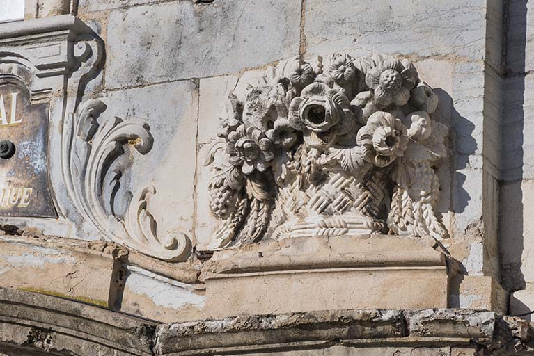 Portail : corbeille de droite. © Jérôme Mongreville / Région Bourgogne-Franche-Comté, Inventaire du patrimoine - 2016 Portail : corbeille de droite. © Jérôme Mongreville / Région Bourgogne-Franche-Comté, Inventaire du patrimoine - 2016