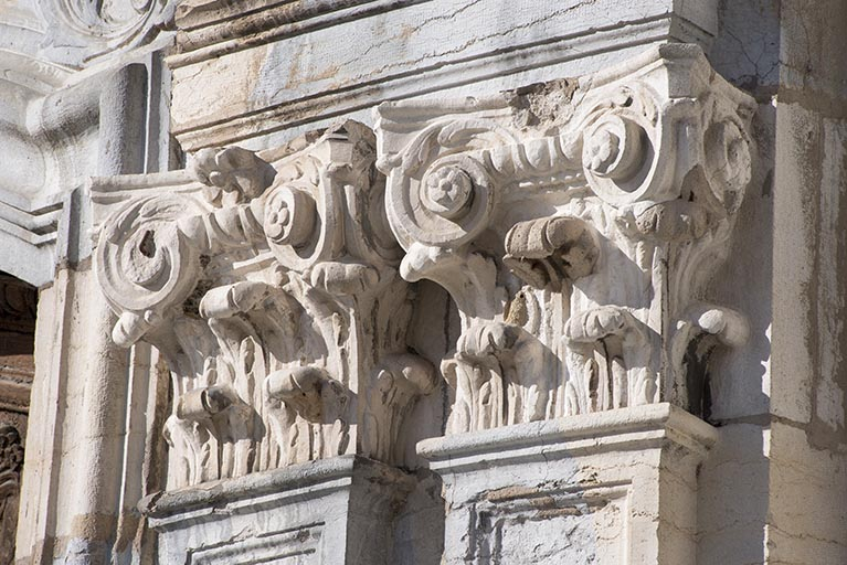 Portail : chapiteaux composites. © Jérôme Mongreville / Région Bourgogne-Franche-Comté, Inventaire du patrimoine - 2016 Portail : chapiteaux composites. © Jérôme Mongreville / Région Bourgogne-Franche-Comté, Inventaire du patrimoine - 2016