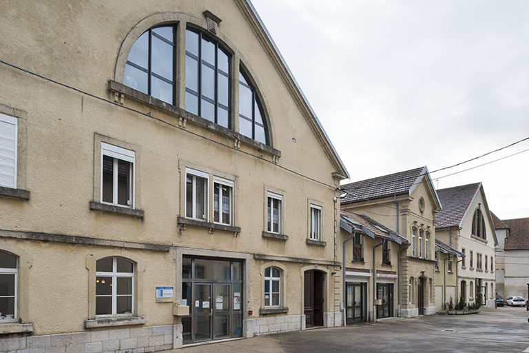Façade ouest des chais et entrepôts. Vue de trois quarts gauche. © Jérôme Mongreville / Région Bourgogne-Franche-Comté, Inventaire du patrimoine - 2016