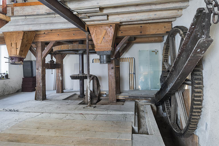 Partie sud du rez-de-chaussée : beffroi des meules et mécanisme de levage de la roue (amont). © Jérôme Mongreville / Région Bourgogne-Franche-Comté, Inventaire du patrimoine - 2016