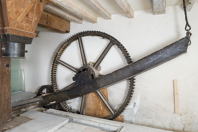 Système de levage de la roue suspendue (amont) : volant engrené (axe de la roue) et levier. © Jérôme Mongreville / Région Bourgogne-Franche-Comté, Inventaire du patrimoine - 2016