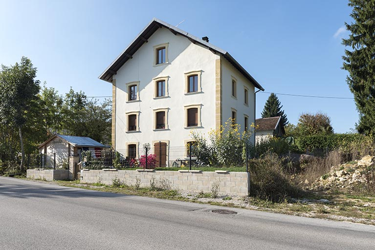 Façade antérieure, de trois quarts droite. © Sonia Dourlot / Région Bourgogne-Franche-Comté, Inventaire du patrimoine - 2016 Façade antérieure, de trois quarts droite. © Sonia Dourlot / Région Bourgogne-Franche-Comté, Inventaire du patrimoine - 2016