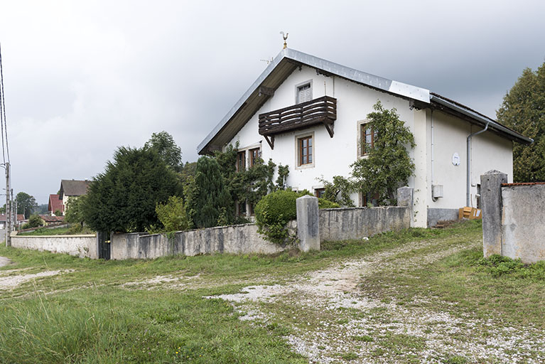 Façades antérieure et latérale droite. © Sonia Dourlot / Région Bourgogne-Franche-Comté, Inventaire du patrimoine - 2016 Façades antérieure et latérale droite. © Sonia Dourlot / Région Bourgogne-Franche-Comté, Inventaire du patrimoine - 2016