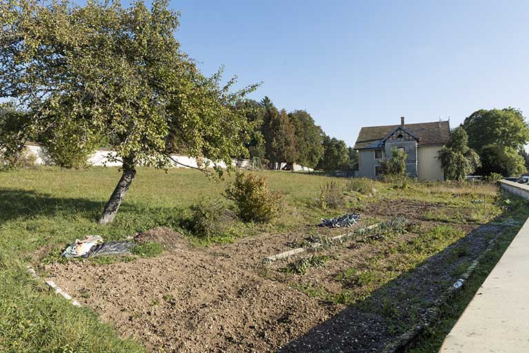 Vue d'ensemble, depuis le sud-ouest (façade latérale gauche). © Sonia Dourlot / Région Bourgogne-Franche-Comté, Inventaire du patrimoine - 2016 Vue d'ensemble, depuis le sud-ouest (façade latérale gauche). © Sonia Dourlot / Région Bourgogne-Franche-Comté, Inventaire du patrimoine - 2016
