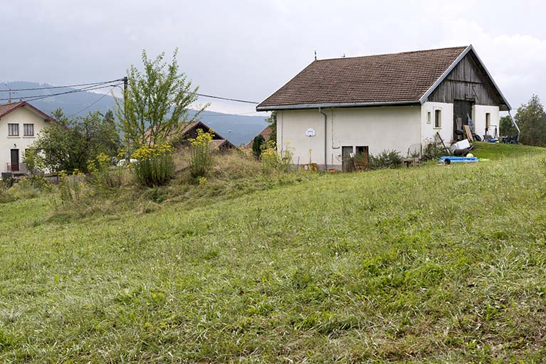 Façades postérieure et latérale droite. © Sonia Dourlot / Région Bourgogne-Franche-Comté, Inventaire du patrimoine - 2016 Façades postérieure et latérale droite. © Sonia Dourlot / Région Bourgogne-Franche-Comté, Inventaire du patrimoine - 2016
