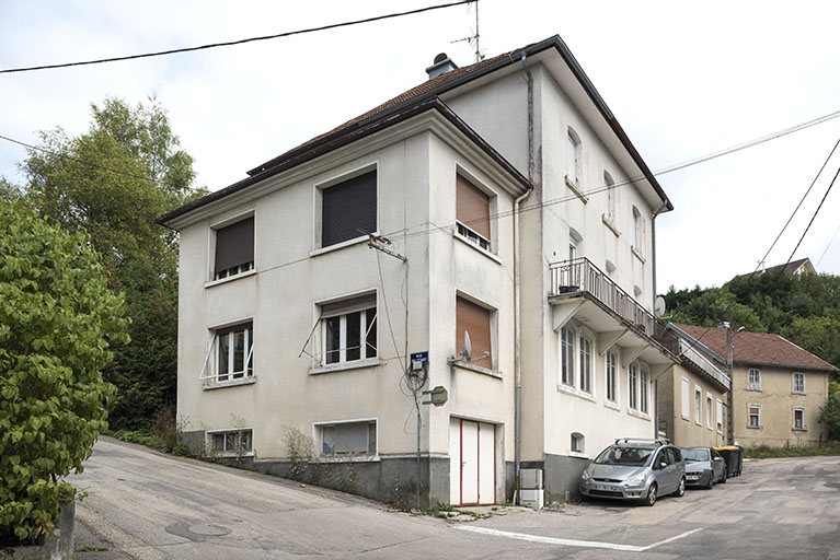 Vue d'ensemble, depuis l'ouest (façades antérieure et latérale gauche de la maison). © Sonia Dourlot / Région Bourgogne-Franche-Comté, Inventaire du patrimoine - 2016 Vue d'ensemble, depuis l'ouest (façades antérieure et latérale gauche de la maison). © Sonia Dourlot / Région Bourgogne-Franche-Comté, Inventaire du patrimoine - 2016