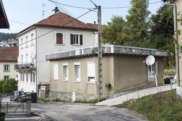 Vue d'ensemble, depuis l'est (façades antérieure et latérale droite de l'atelier). © Sonia Dourlot / Région Bourgogne-Franche-Comté, Inventaire du patrimoine - 2016 Vue d'ensemble, depuis l'est (façades antérieure et latérale droite de l'atelier). © Sonia Dourlot / Région Bourgogne-Franche-Comté, Inventaire du patrimoine - 2016
