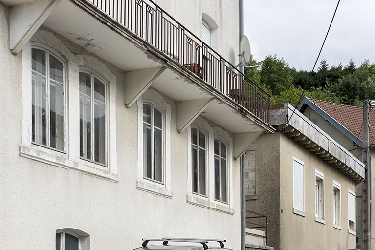 Maison, façade antérieure : baies du rez-de-chaussée surélevé, vues en enfilade. © Sonia Dourlot / Région Bourgogne-Franche-Comté, Inventaire du patrimoine - 2016 Maison, façade antérieure : baies du rez-de-chaussée surélevé, vues en enfilade. © Sonia Dourlot / Région Bourgogne-Franche-Comté, Inventaire du patrimoine - 2016