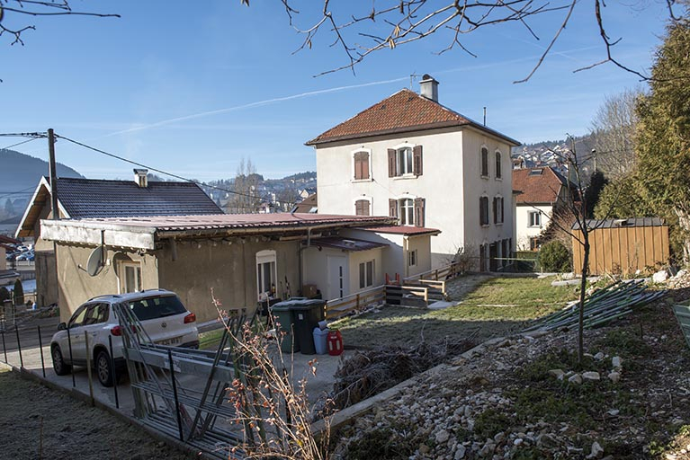 Vue d'ensemble, depuis le nord-est (façades postérieures et latérales droites). © Sonia Dourlot / Région Bourgogne-Franche-Comté, Inventaire du patrimoine - 2016 Vue d'ensemble, depuis le nord-est (façades postérieures et latérales droites). © Sonia Dourlot / Région Bourgogne-Franche-Comté, Inventaire du patrimoine - 2016