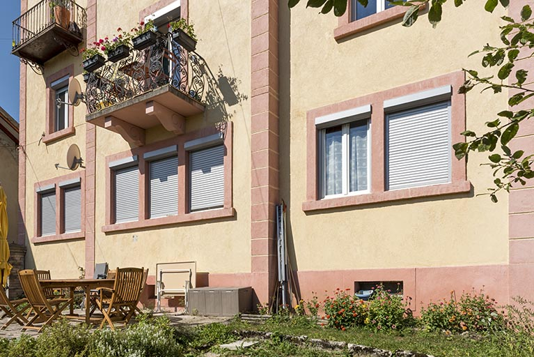 Façade postérieure : fenêtres horlogères et multiples, à l'étage de soubassement. © Sonia Dourlot / Région Bourgogne-Franche-Comté, Inventaire du patrimoine - 2016