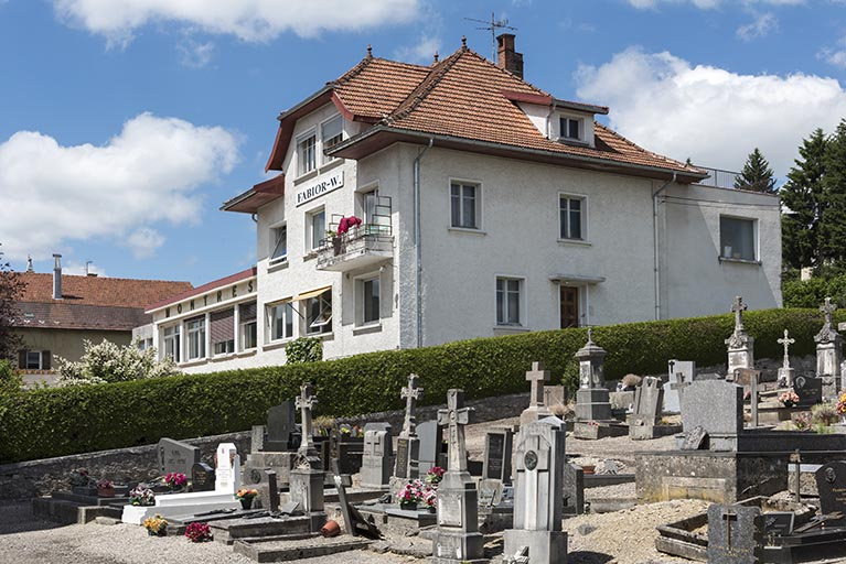 Maison et usine de montres Parent Frères, Fabior-Watch puis Berthet (1948-1949), au 4 place Saint-Jean. © Sonia Dourlot / Région Bourgogne-Franche-Comté, Inventaire du patrimoine - 2016 Maison et usine de montres Parent Frères, Fabior-Watch puis Berthet (1948-1949), au 4 place Saint-Jean. © Sonia Dourlot / Région Bourgogne-Franche-Comté, Inventaire du patrimoine - 2016