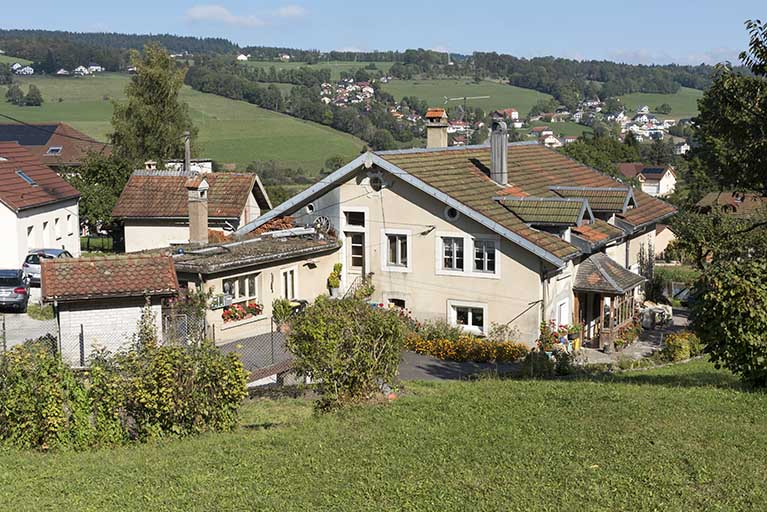 Vue d'ensemble, depuis le sud-est (façades antérieure et latérale droite). © Sonia Dourlot / Région Bourgogne-Franche-Comté, Inventaire du patrimoine - 2016 Vue d'ensemble, depuis le sud-est (façades antérieure et latérale droite). © Sonia Dourlot / Région Bourgogne-Franche-Comté, Inventaire du patrimoine - 2016