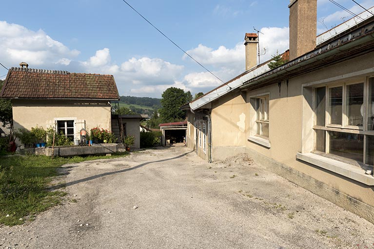 Façade antérieure vue en enfilade, avec la buanderie et la fontaine à gauche. © Sonia Dourlot / Région Bourgogne-Franche-Comté, Inventaire du patrimoine - 2016 Façade antérieure vue en enfilade, avec la buanderie et la fontaine à gauche. © Sonia Dourlot / Région Bourgogne-Franche-Comté, Inventaire du patrimoine - 2016