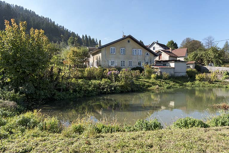 Vue d'ensemble, depuis le nord-est (façade latérale gauche). © Sonia Dourlot / Région Bourgogne-Franche-Comté, Inventaire du patrimoine - 2016 Vue d'ensemble, depuis le nord-est (façade latérale gauche). © Sonia Dourlot / Région Bourgogne-Franche-Comté, Inventaire du patrimoine - 2016