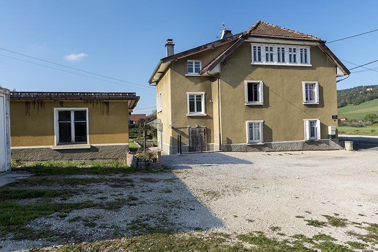 Garage et façade latérale gauche. © Sonia Dourlot / Région Bourgogne-Franche-Comté, Inventaire du patrimoine - 2016