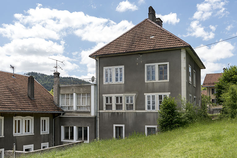 Atelier et maison : façade postérieure, de trois quarts droite. © Sonia Dourlot / Région Bourgogne-Franche-Comté, Inventaire du patrimoine - 2016 Atelier et maison : façade postérieure, de trois quarts droite. © Sonia Dourlot / Région Bourgogne-Franche-Comté, Inventaire du patrimoine - 2016