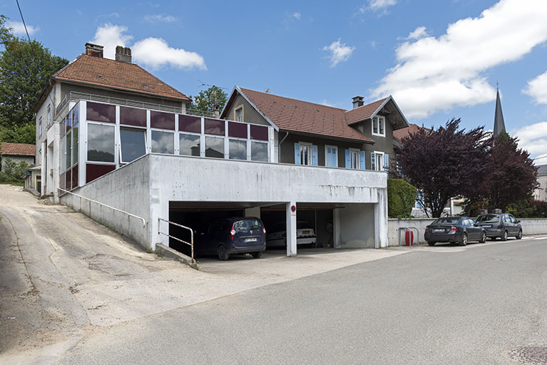 Vue d'ensemble, depuis le sud-ouest (garage, atelier et maison à gauche, extension à droite). © Sonia Dourlot / Région Bourgogne-Franche-Comté, Inventaire du patrimoine - 2016 Vue d'ensemble, depuis le sud-ouest (garage, atelier et maison à gauche, extension à droite). © Sonia Dourlot / Région Bourgogne-Franche-Comté, Inventaire du patrimoine - 2016
