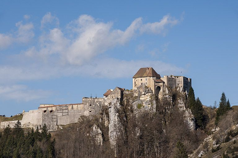 Vue sur le château depuis le village à l'est. © Jérôme Mongreville / Région Bourgogne-Franche-Comté, Inventaire du patrimoine - 2016