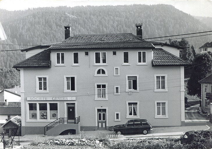 [Façade antérieure vue de face, avec l'agence bancaire et son escalier extérieur], fin des années 1960 ou début des années 1970. © Sonia Dourlot / Région Bourgogne-Franche-Comté, Inventaire du patrimoine - 2016