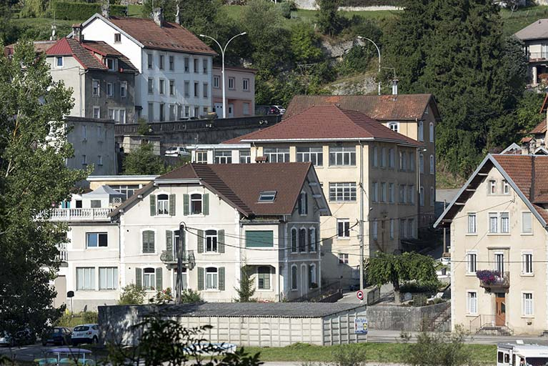 Vue d'ensemble éloignée, depuis l'est (maison au premier plan, usine à l'arrière-plan). © Sonia Dourlot / Région Bourgogne-Franche-Comté, Inventaire du patrimoine - 2016