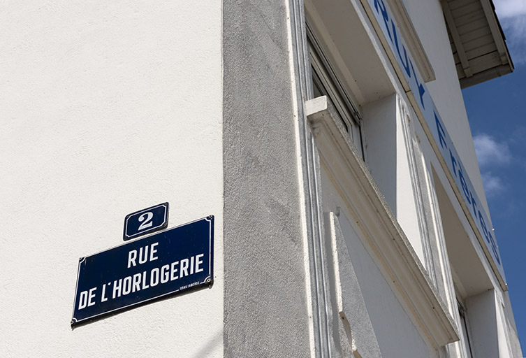 Plaque de la rue de l'Horlogerie. © Sonia Dourlot / Région Bourgogne-Franche-Comté, Inventaire du patrimoine - 2016 Plaque de la rue de l'Horlogerie. © Sonia Dourlot / Région Bourgogne-Franche-Comté, Inventaire du patrimoine - 2016